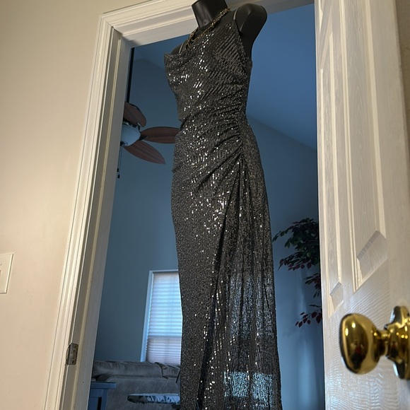 Elegant Black Sequin Dress - Picture 4 of 8